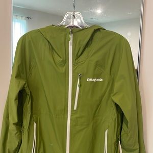 Green Patagonia rain coat ☔️